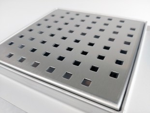 Sifone bagno a pavimento con MODELLO FORATO con flangia per impermeabilizzazione 150x150x80 mm INOX Ø40mm orizzontale
