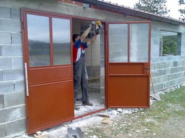 Porta Garage a due ante con finestre di policarbonato